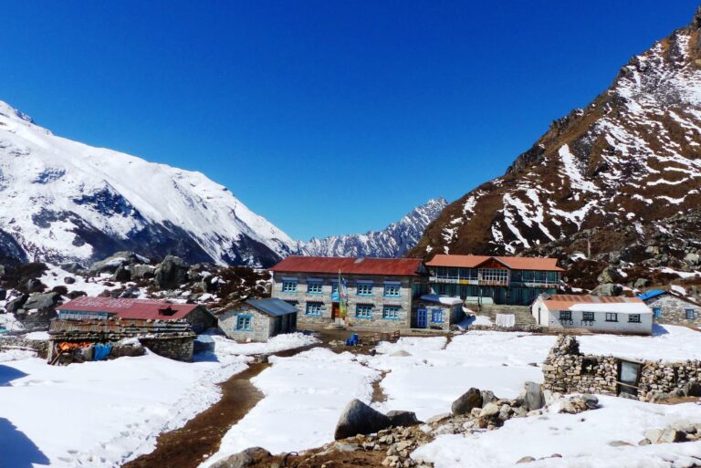 Langtang Dorf umrundet von Berge - Trekking in Nepal