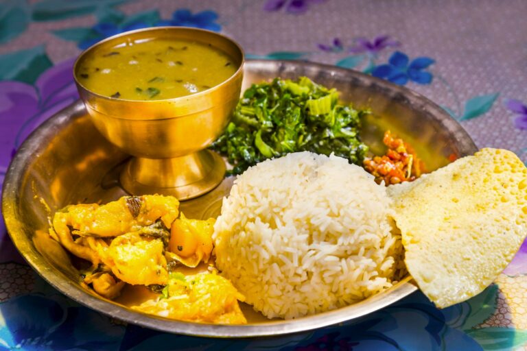Essen in Nepal, Dal Bhat mit Linde, Reis, Curry Gemüse, Saak und Chutney