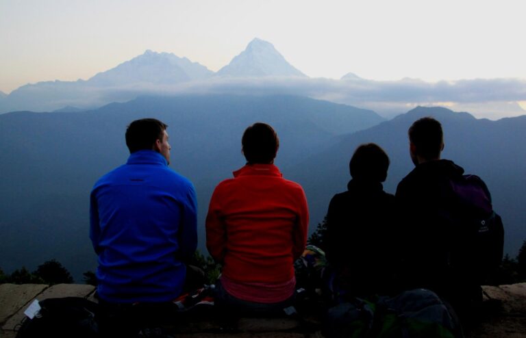 Trekker in Chomrong, bewundern das Annapurna Gebirge