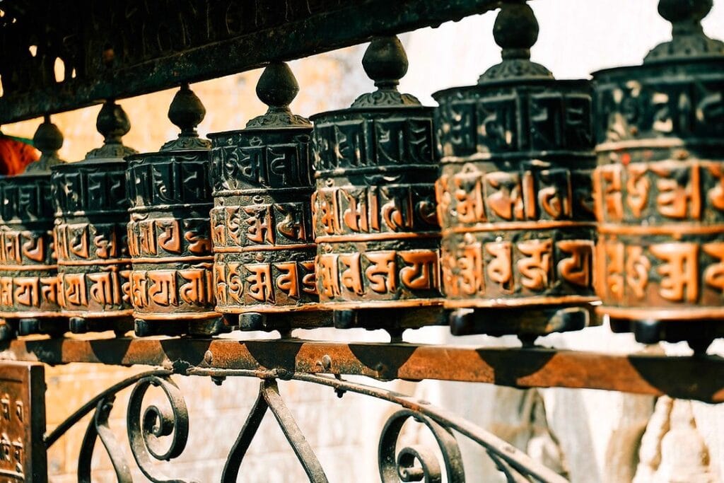 Gebetsmühlen in der Reihe in Nepal