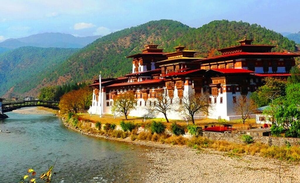 Punakha Dzong - Anlage weiß terrakotta Farben gestrichen in Bhutan