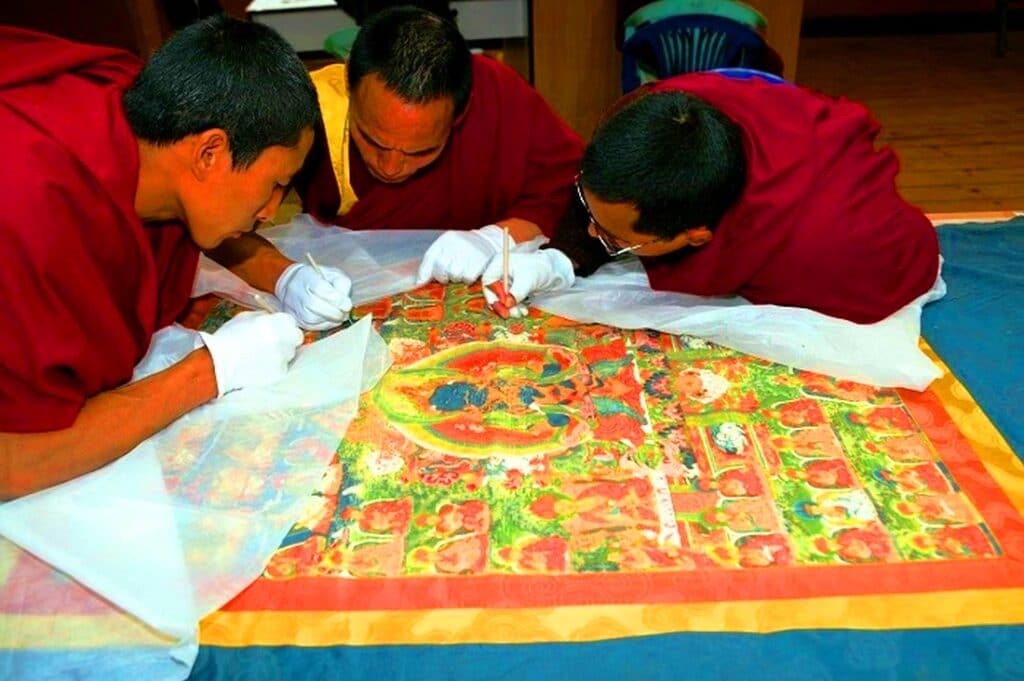 Mönche beim Malen einer Thangkaa