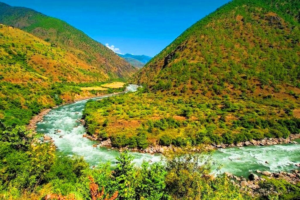 Bhutan Landschaft mit Fluss in S-Form