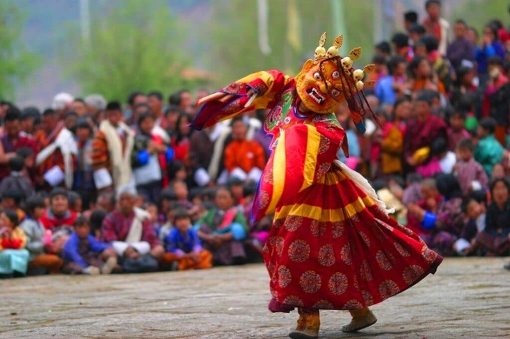 Maskentänzer beim Tanzen während eines Festivals in Bhutann