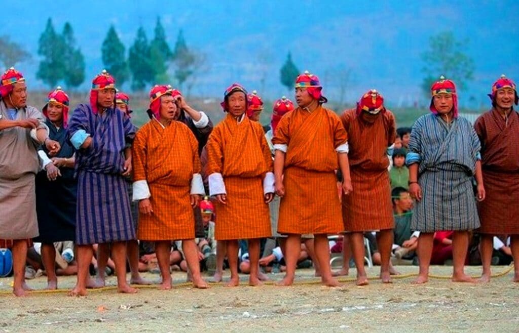 Männer in traditionellen Kleidern (Go) in Bhutan