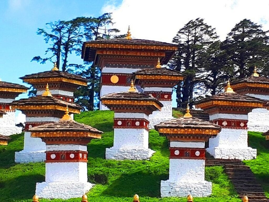 Mehrere Stupas am Dochula Pass in Bhutan