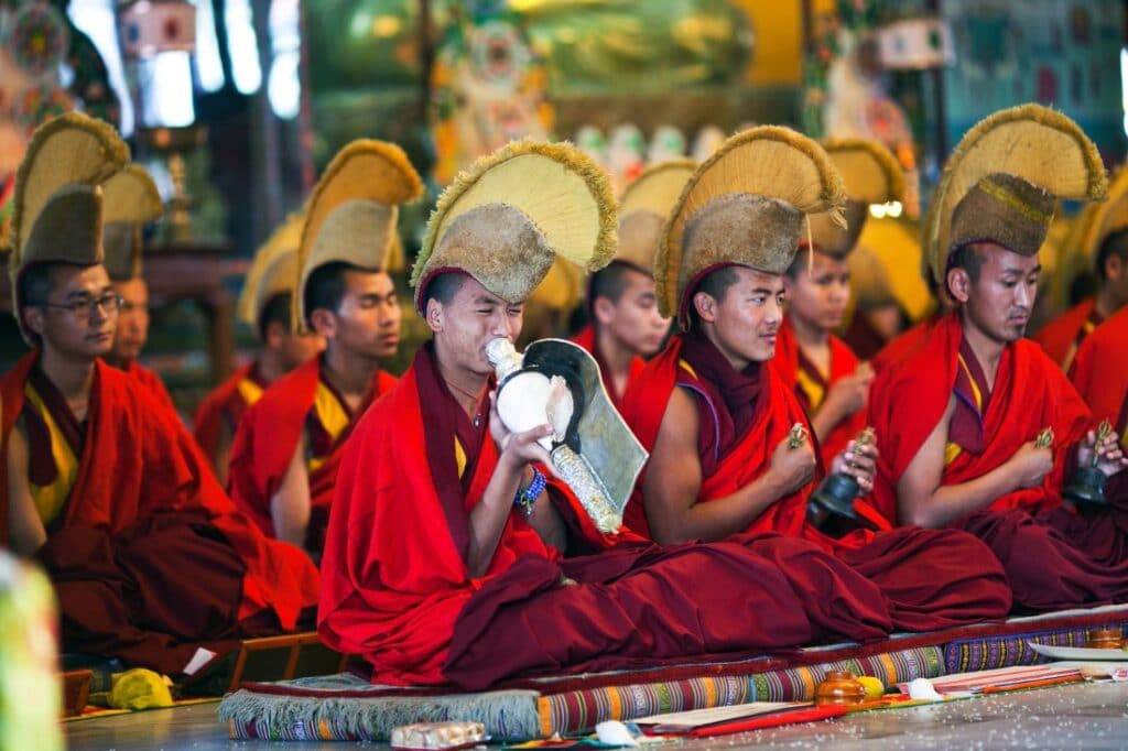 Mönche in ihren roten Gewändern in Bhutan