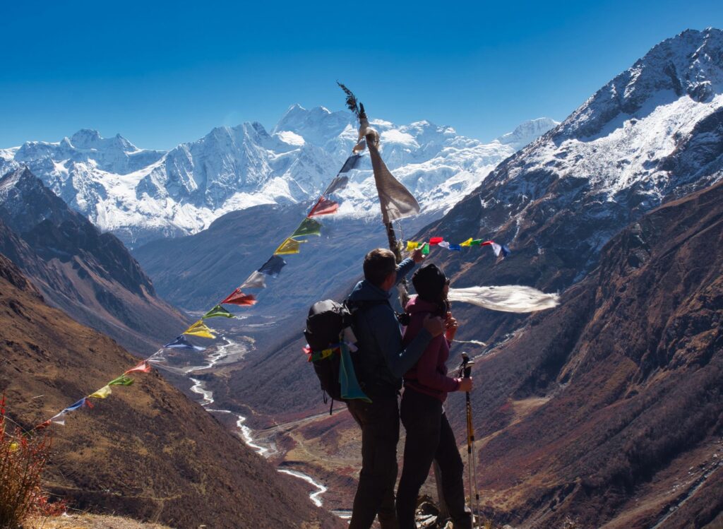 Trekker zeigen auf Himalaya Gebirge - England der Manaslu Umrundung