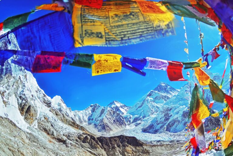 Hochgebirge Everest Region mit Gebetsfahnen - Everest Trekking