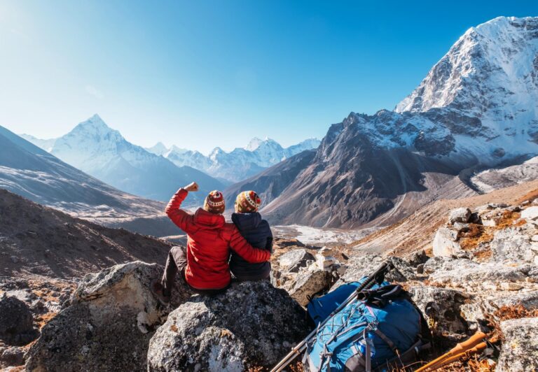 Trekking in der Everest Region mit Blick auf das Himalaya Gebirge
