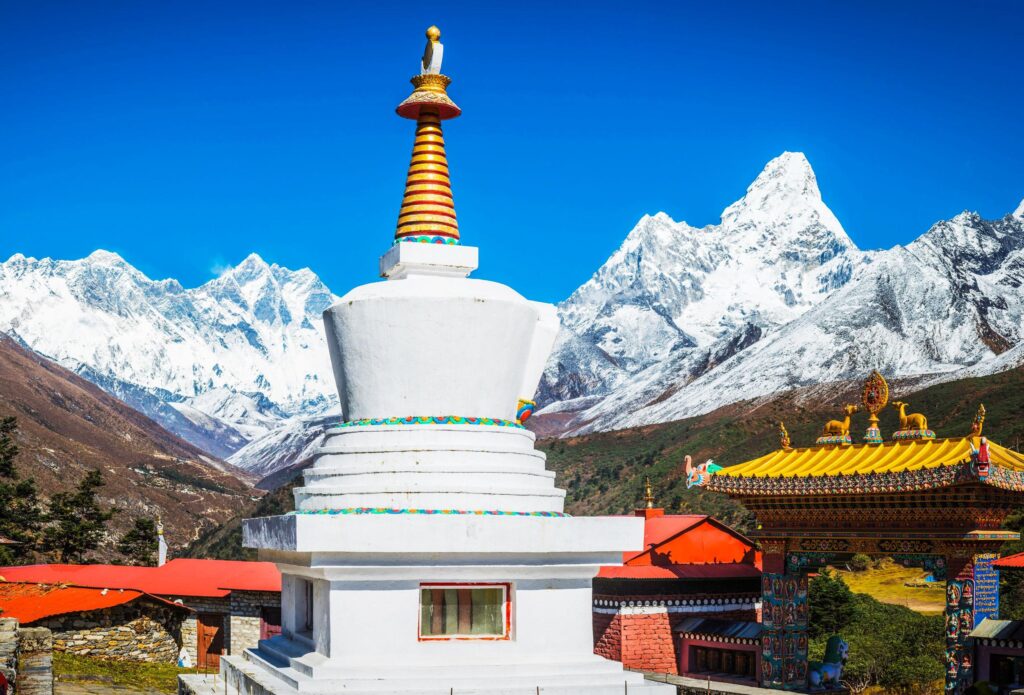 In Tengboche, Tengboche Kloster mit Blick auf Mr. Everest und Ama Dablam