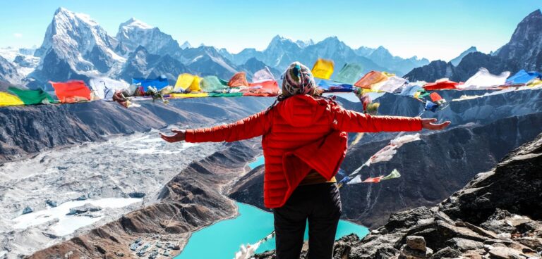 Am Gokyo Ri mit Blick auf die Gokyo Seen, Ngozumba Gletscher und Himalaya Gebirge
