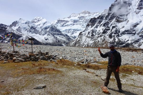 Man am Kanchenjunga Base Camp mit Gletscher und Berge im Hintergrund