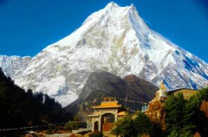 Mt. Manaslu mit buddhistischem Kloster