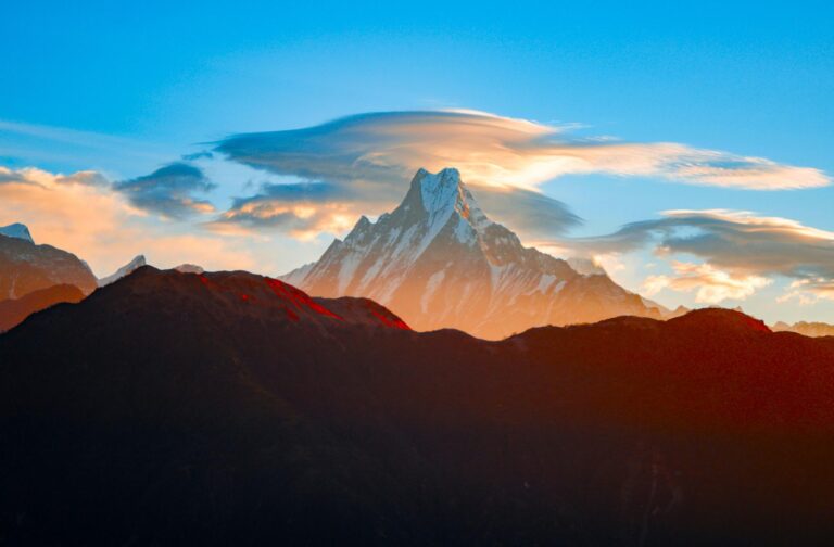 Machapuchare Berg im Himalaya am Sonnenuntergang, Nepal Trekking