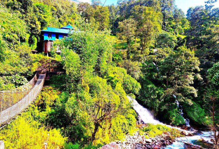 Hängebrücke zum Teehaus in der Annapurna Region, entlang der Mardi Himal Trekking Tour