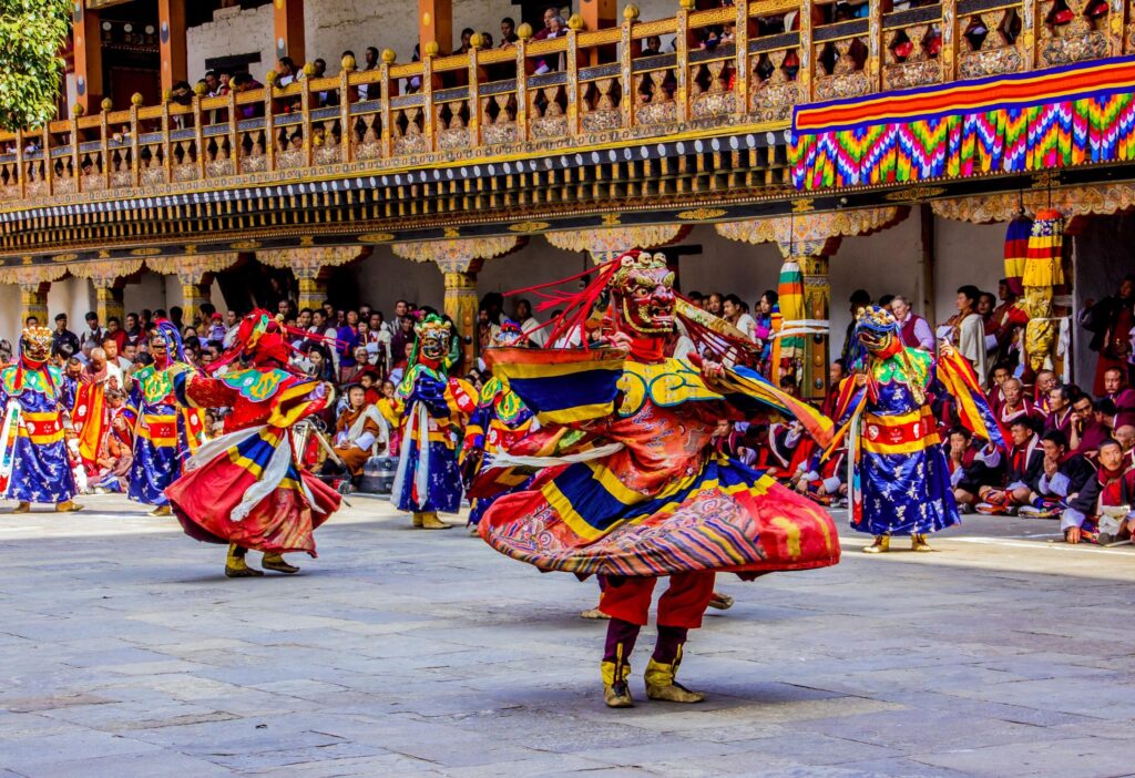 Maskenkentänze in Bhutan während eines Festivals