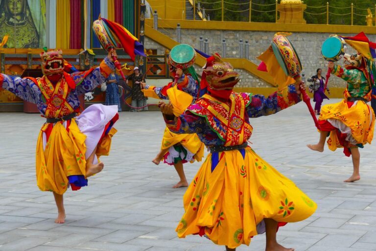 Buntes Tshechu-Festival in Bhutan mit Maskentänzen