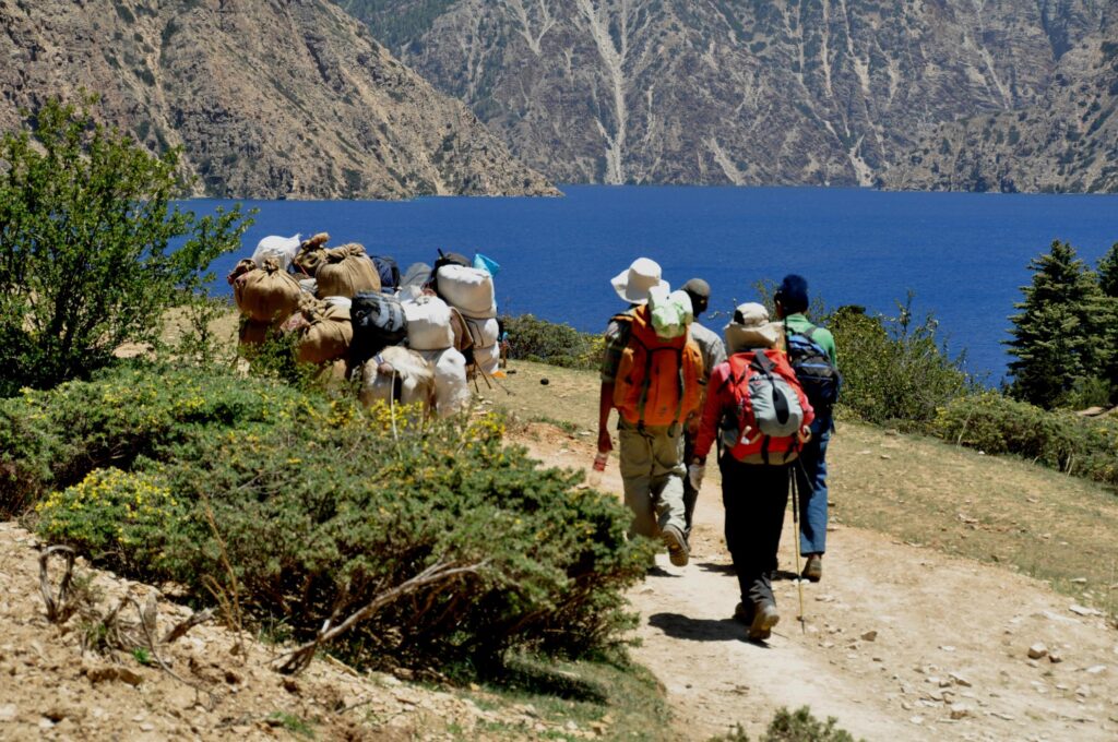 Wanderer am Shey Phoksundo See, Upper Dolpo Trekking
