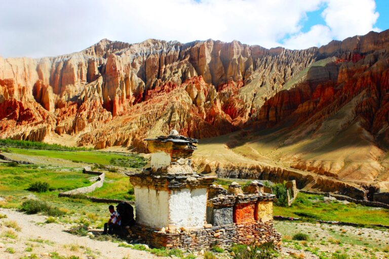 Stupa und Karge Landschaften der Upper Mustang Region, Nepal Trekking