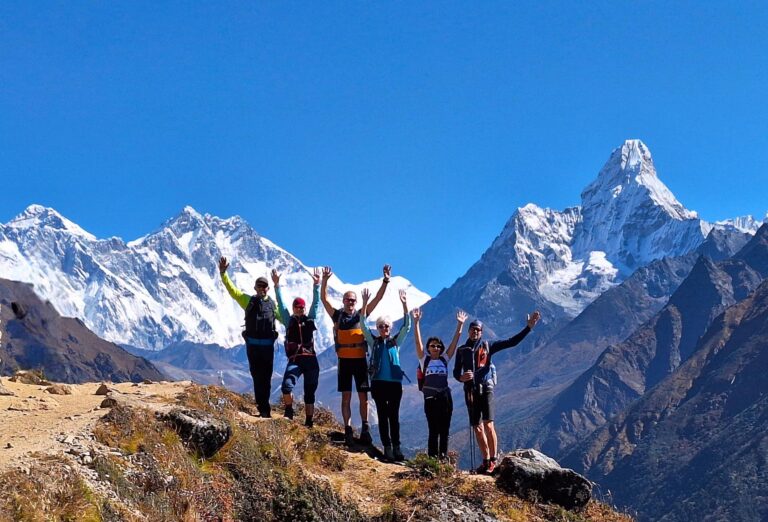 Trekker am Aussichtspunkt mit Blick auf Ama Dablam