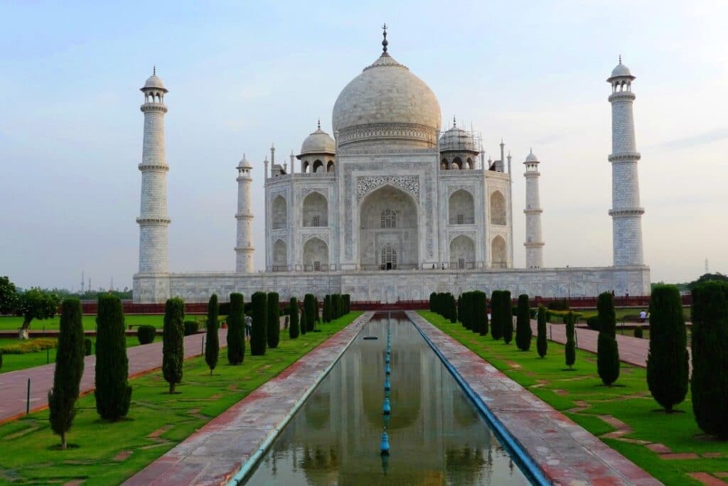 Tajmahal mit Minaretten in Agra Indien