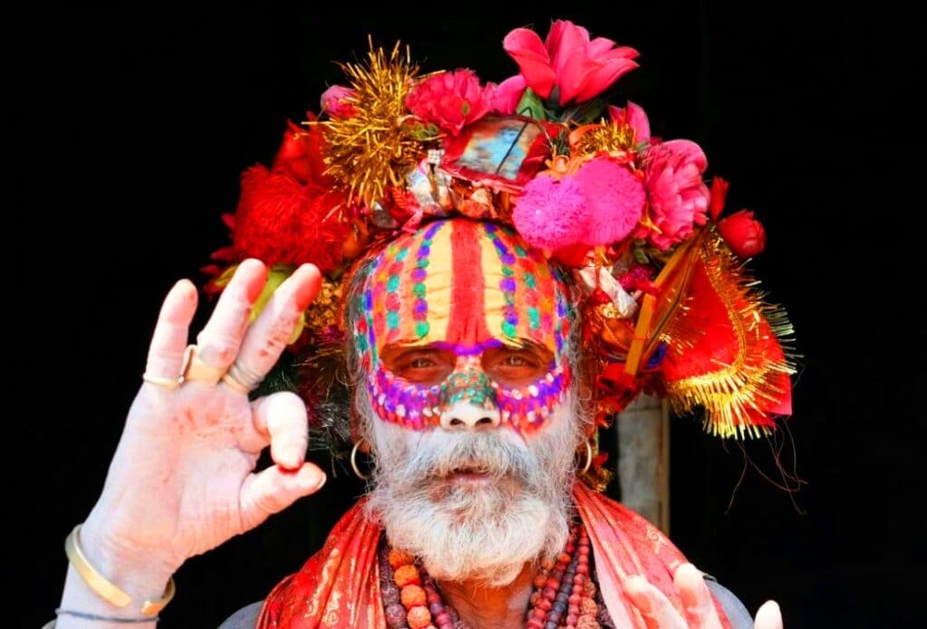 im Gesicht bunt bemalter heiliger Mann in Nepal