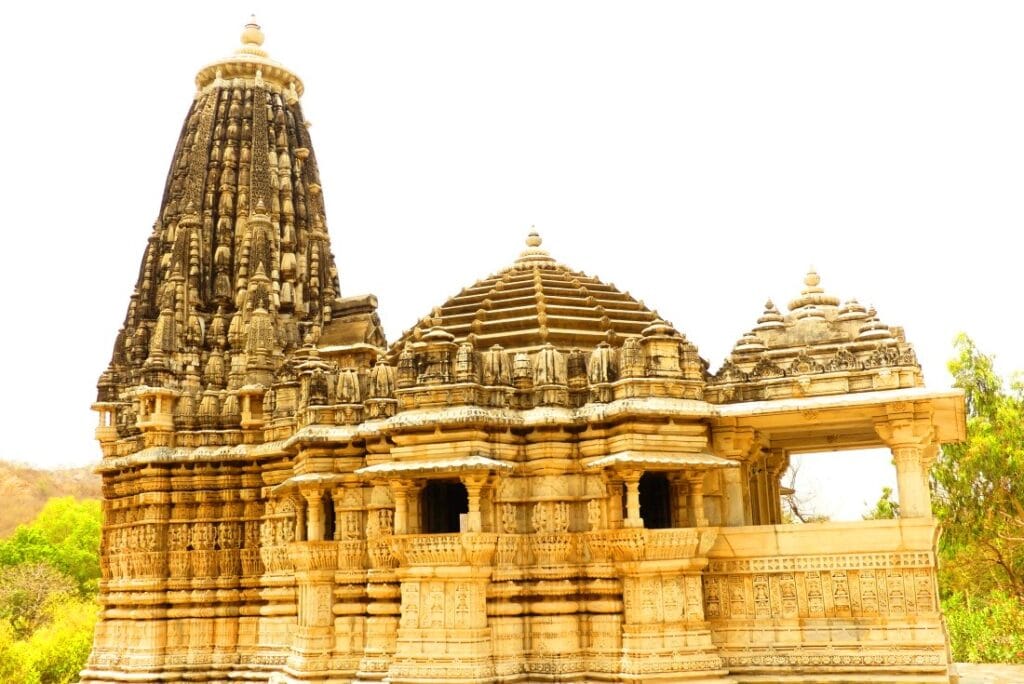 Tempelanlage aus weißem Marmor in Rajastan Indien