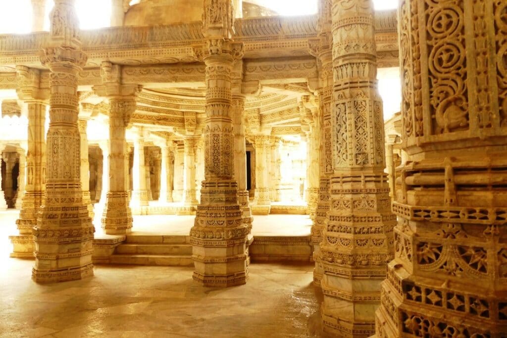 Mehrere Mamor-Säulen aus dem Innenraum des Jain Tempels in Rajastan Indien