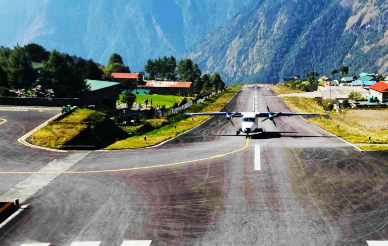 Lukla Flughafen, Gaten in dei Everest Region