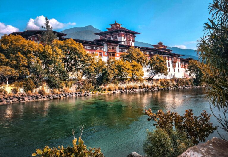 Punakha Dzong mit Fluss und Bäume - Bhutan Trekking mit Nepal