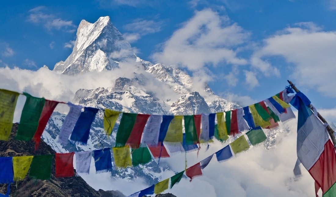 Mt. Machapuchare mit Gebetsfahnen zu sehen in der Annapurna Region in Nepal