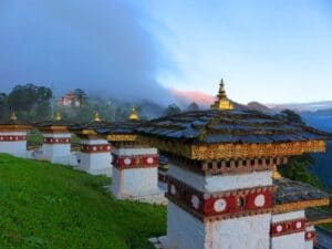 mehrere Stupas am Dochula Pass in Bhutan zu sehen