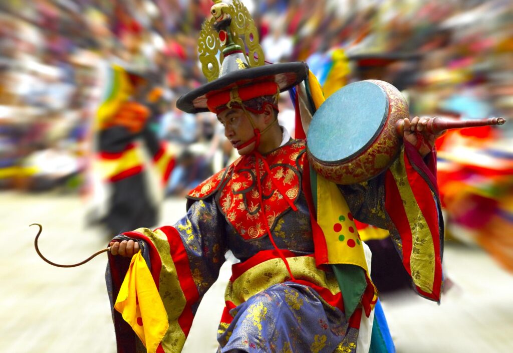 Mönchtanz mit maskierten Mönche während eines Festivals in Bhutan