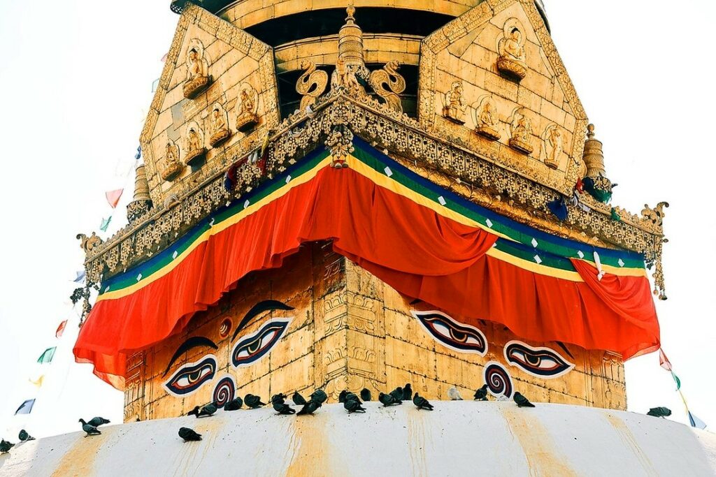 Stupa Kopf in Nepal - Vorprogramm für Bhutan Rundreise