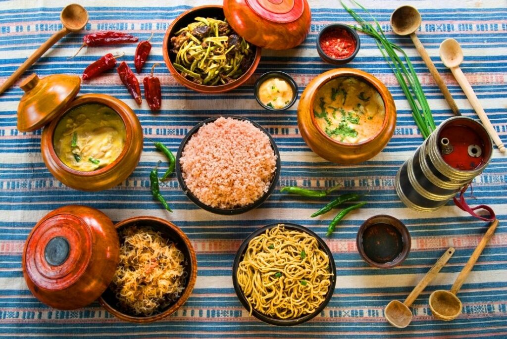 Die typischen Gerichte in Ost und West Bhutan auf dem Tisch
