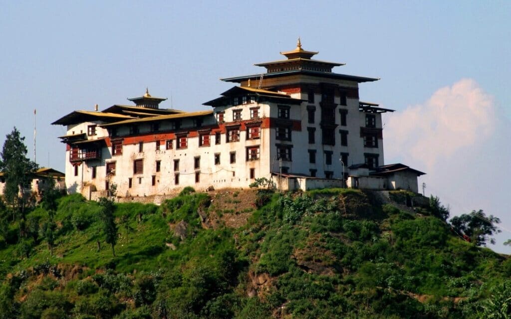 Dzong auf dem Hügel in Bhutan