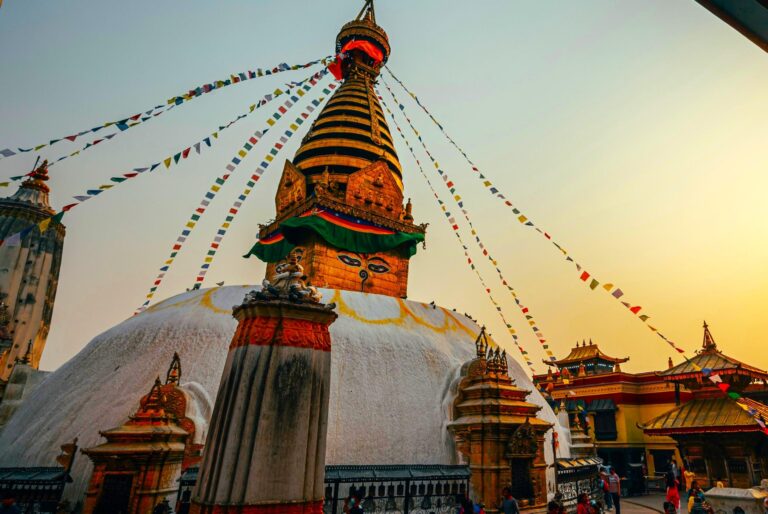 Swayambunath Stupa in Kathmandu Tal