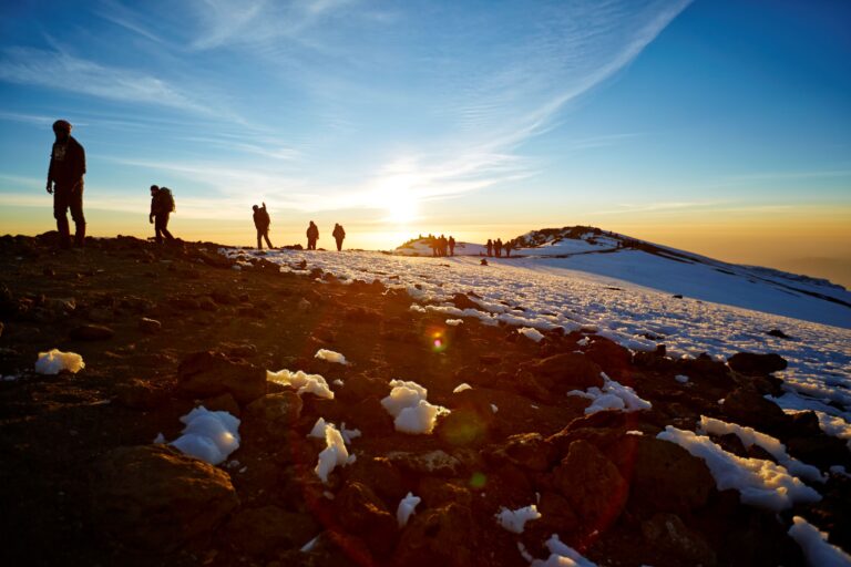 Auf dem Gipfel von Kilimandscharo - letzte Schriftte zum uhuru Peak