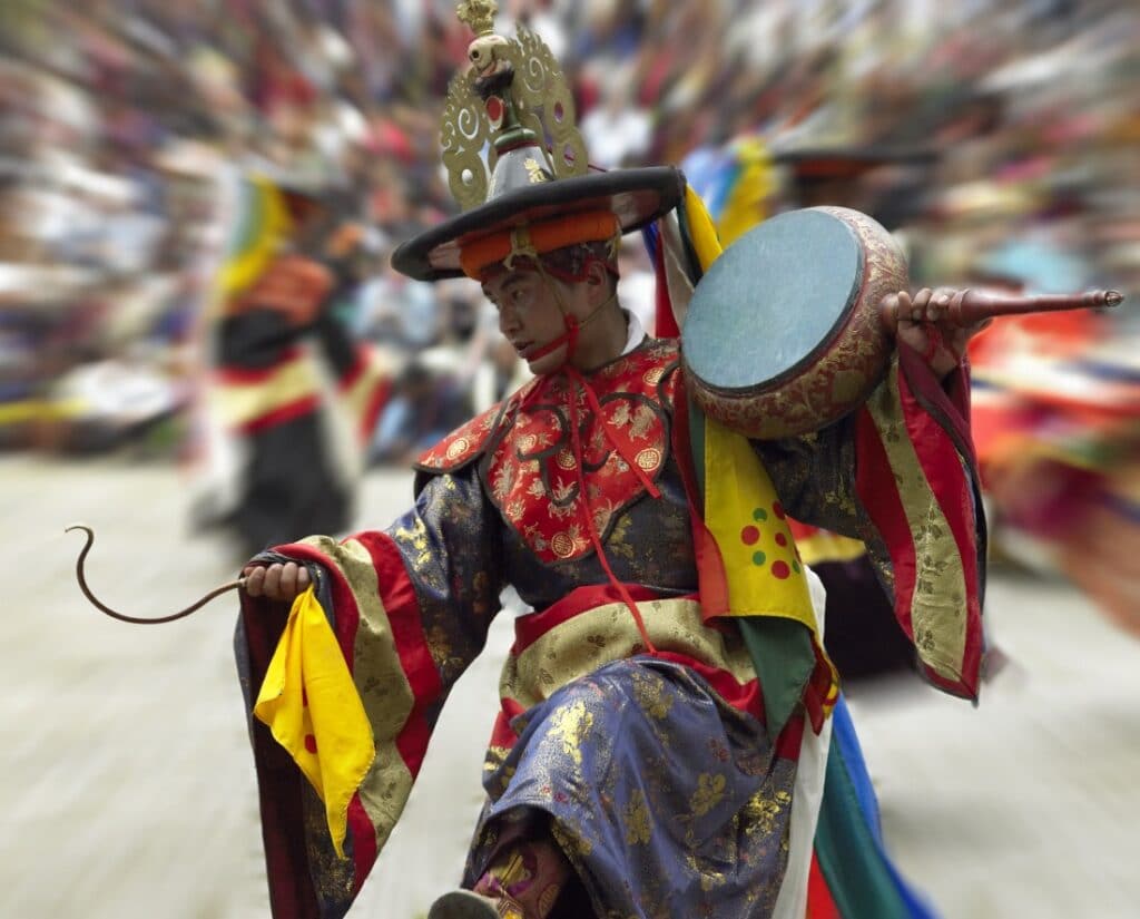 Maskierter Täntzer bei einem Festival in Bhutan