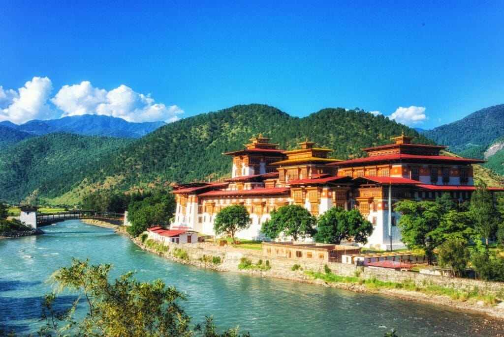 Punakha Dzong mit Fluss und Brücke