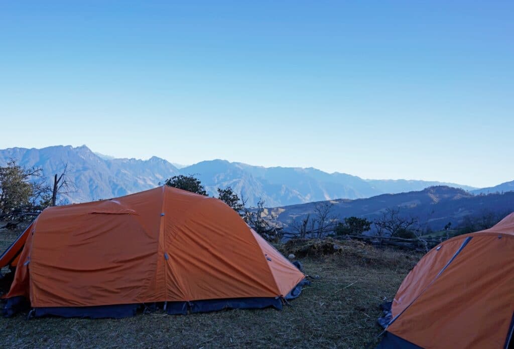 Zwei Camping Zelte mit Blick auf das Himalaya Gebirge