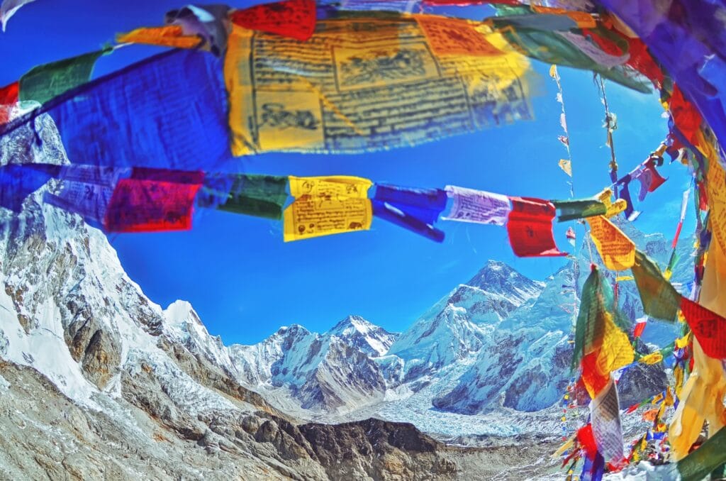 Blick auf Mount Everest und Nuptse mit buddhistischen Gebetsfahnen - Trekking in Nepaln the Nepal Himalaya