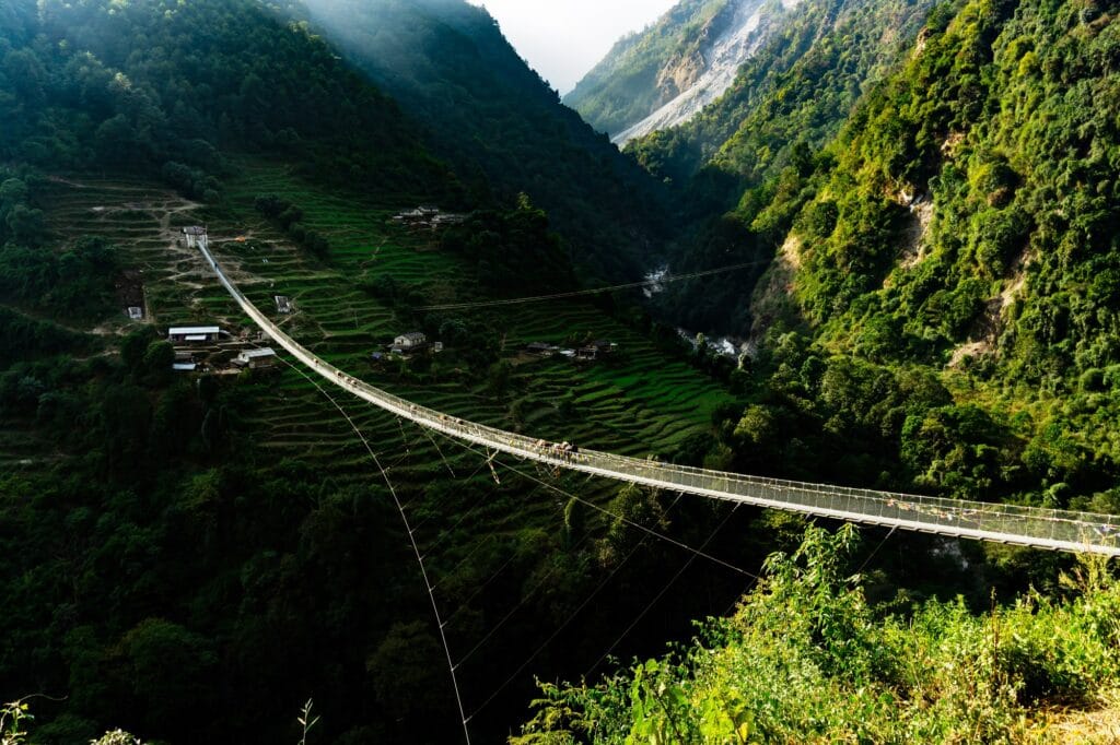 Nepal Trekking führt über viele Hängebrücken