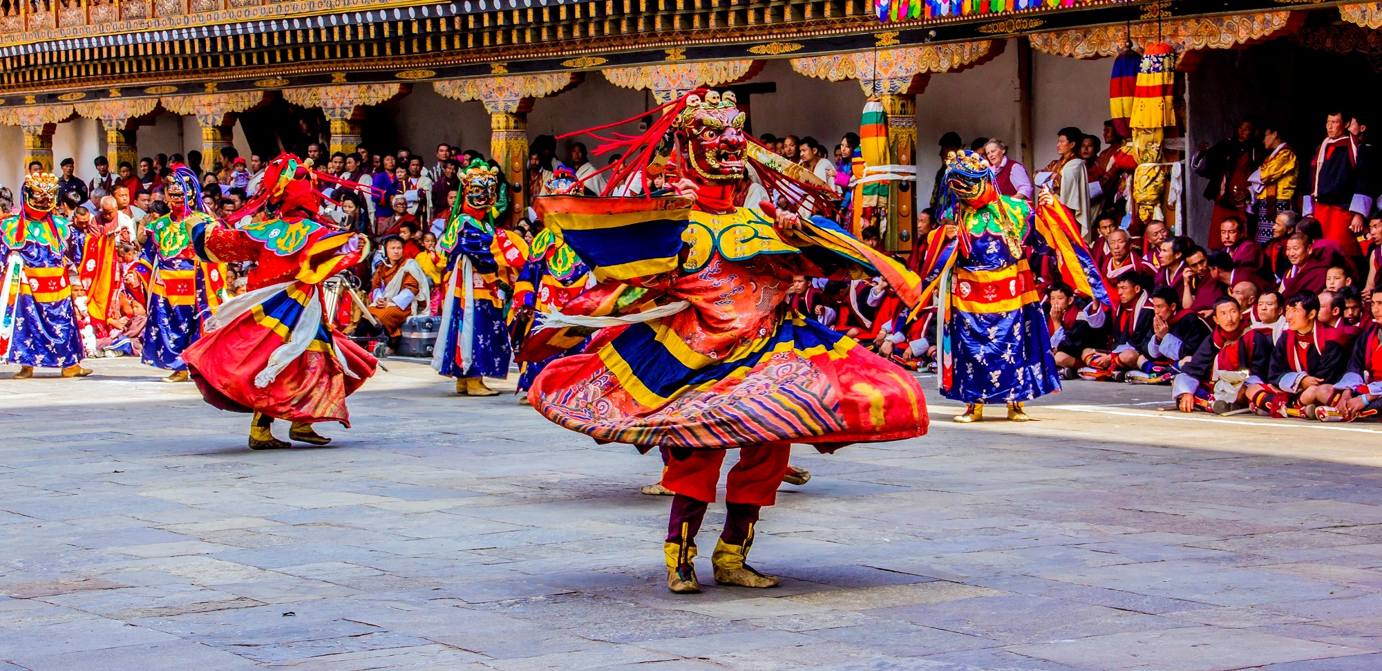 Maskierte Täntzer bei einem Festival in Bhutan