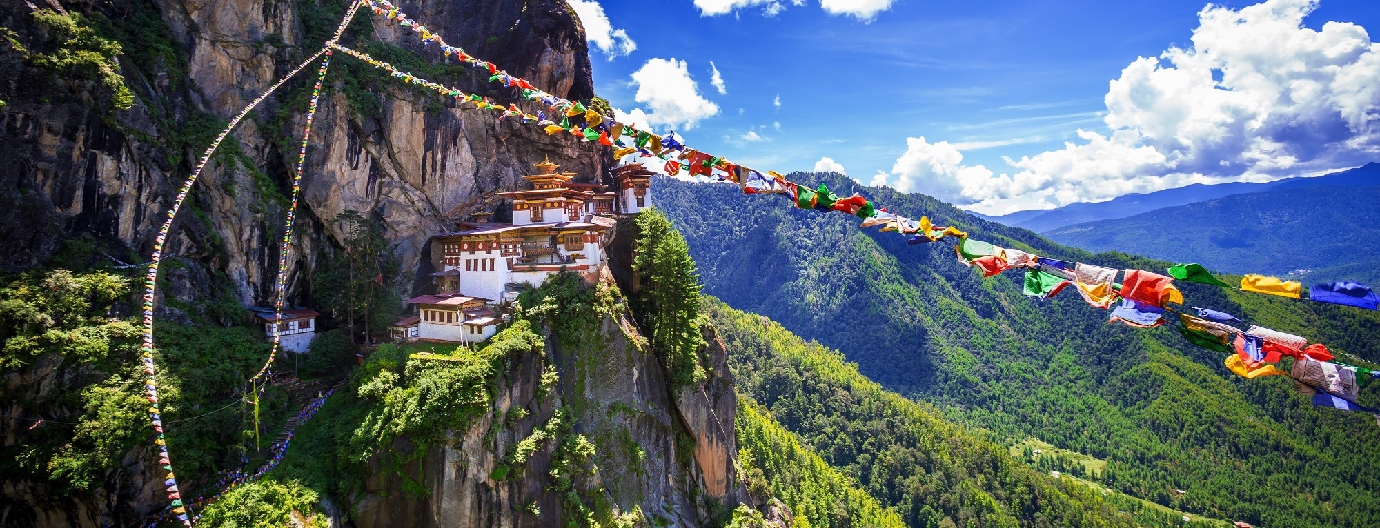 Taktsang Kloster in Bhutan mit Gebetsfahnen