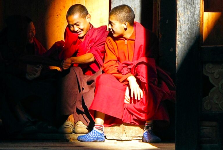 Mänche am Neyo Kloster in Pharping, Nepal Wander und Yoga Reise