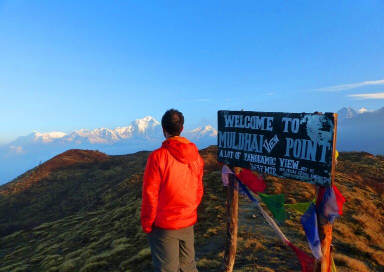 Wanderer am Muldai Peak mit Blick auf Mt. Dhaulagiri