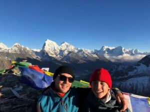 Kunden auf dem Gokyo Ri  - Himalaya Gebirge im Hintergrund