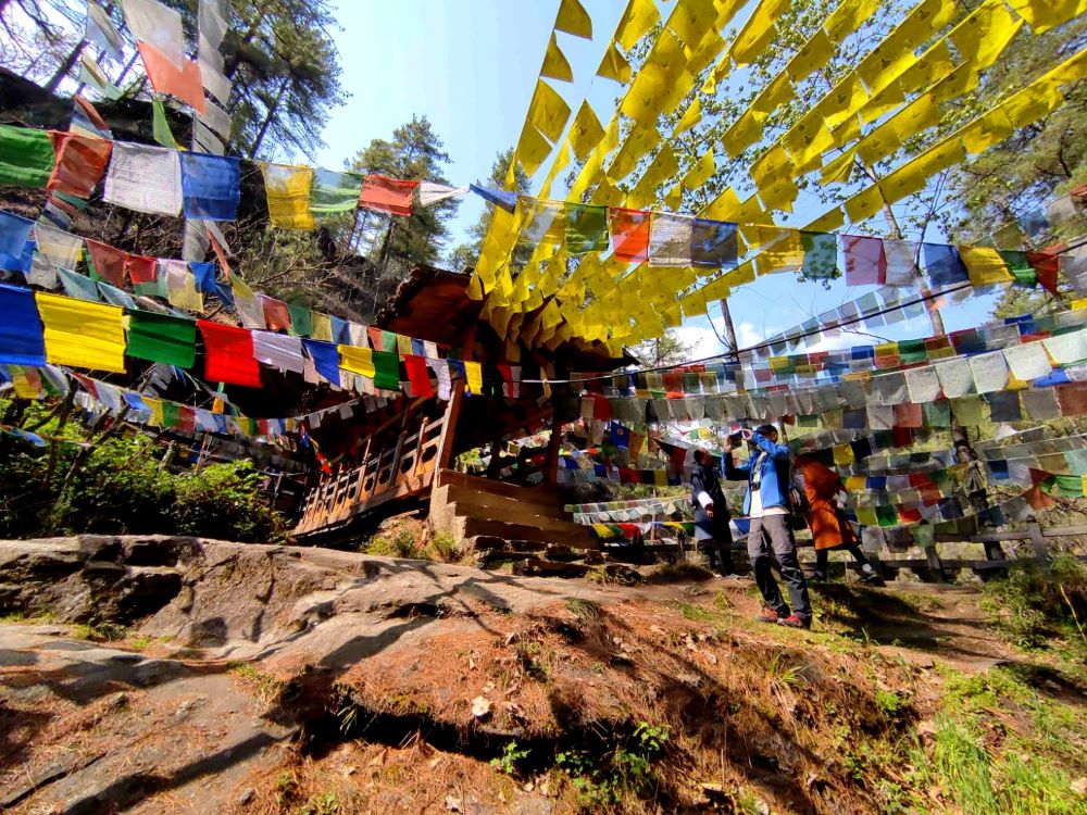 Bhutan Reise Klöster und Gebetsfahnen in Bhutan